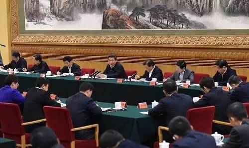 图为：2015年1月12日，中共中央总书记、国度主席、中央军委主席习近平在北京主持召开座谈会，同中央党校第一期县委书记研建班学员进行座谈并颁发沉要讲话。