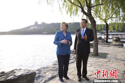李克强与默克尔颐和园缓步